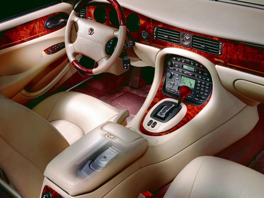  Daimler Super V8 1998 года  (фото 7 из 15)